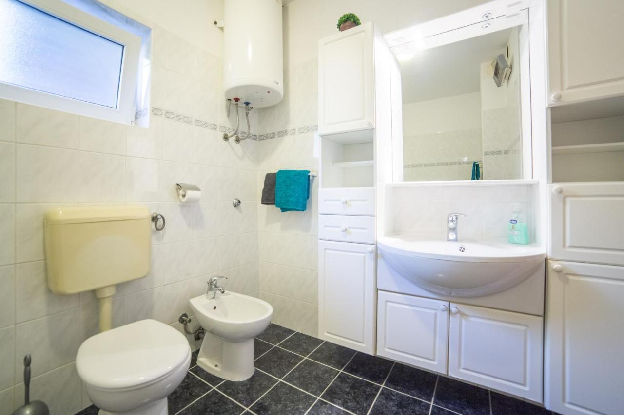 Apartment Jadranka Брист Екстериор снимка